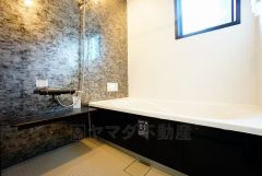 1日の疲れを癒すくつろぎのバスルーム。足を伸ばしてもゆったりと入れるサイズです。お子様と一緒にお風呂に入っても狭くないですね^^