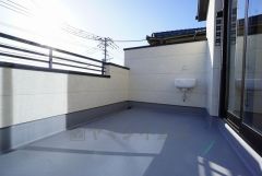 同仕様写真。陽当たりの良いバルコニーです。お洗濯やお布団干しはもちろん、日光浴スペースにも。足元は防水工事施工済です。