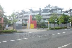 香陵小学校徒歩8分。香椎第一中学校徒歩4分。天神・博多行きバス停まで徒歩3分。