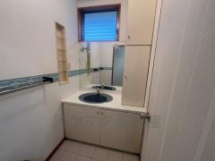 ゆとりある広さの洗面室は、朝の身支度も快適に行える設計。鏡と収納付きで使い勝手も良好です。小窓から自然光が入り、明るく清潔感のある空間となっています。