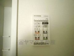 浴室暖房乾燥機付き。天候に左右されず、いつでも好きなときに洗濯物を干せるので、仕事や家事で忙しい方に重宝します。