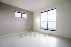 寛ぎの時間を紡ぎだす主寝室は、大型ベッドを置いても余裕の広さを確保しています。