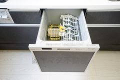 食事の後の手間を解消する食器洗い乾燥機付。冬場の洗い物で手荒れの悩みもなくなります。手洗いよりも節約できて便利。