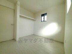 住む人のこだわりを活かす洋室。日当たりがよく、寝室としての利用もおすすめ。広めのクローゼットには荷物をすっきり片付けられ、ゆとりのある暮らしが出来ます＾＾