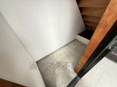 玄関横の収納スペース。お子様用の遊び道具やアウトドア用品、ゴルフバッグなどの大型の荷物まできっちり収納できる広さを確保してます。