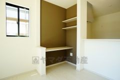 同仕様写真。スタディカウンターはお子様のお勉強スペースとしてはもちろん、ネット環境設置コーナーとしても活用出来ます。