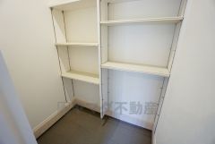 同仕様写真。壁一面に設けた大容量のシューズクローゼットは実用性と機能性を兼ね備えています。急な来客でも、いつも整頓された玄関でお出迎えができます。