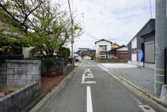 住人以外の車の進入も少なく、小さなお子様を持つご家庭にも安心です。落ち着いた住宅地内で快適な生活を実現してみませんか。