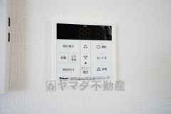 キッチン横からお湯張り、追い炊き、足し湯がボタン一つで楽々操作できる給湯機リモコンです。忙しい夕飯準備の時間帯に重宝しますね。