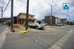現地（2025年8月5日）撮影。スーパーやコンビニなども近く周辺環境充実。快適でゆとりのある生活空間で新生活を始めましょう^^