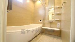 1日の疲れを癒すくつろぎのバスルーム。足を伸ばしてもゆったりと入れるサイズです。お子様と一緒にお風呂に入っても狭くないですね^^