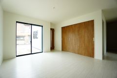 大きな掃き出し窓のあるリビングは、陽光あふれる明るい空間です。ゆったりと寛げる憩いの場となりそうです。