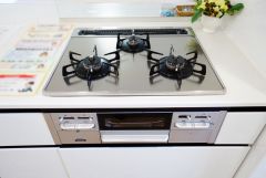 3種類の料理が同時に調理できる、3口ガスコンロ。忙しい夕食の支度時間が短縮できて効率よくお料理が楽しめます。