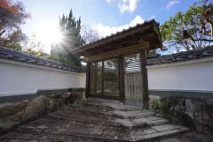 風格ある門構えが住まいの入り口を彩り、敷地全体の品を高めます。丁寧に整えられた庭園と調和し訪れる人を優しく迎える印象的な佇まいです。