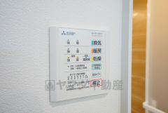 雨の日の洗濯も安心できる浴室暖房乾燥機付き浴室。リモコンで操作もボタン1つで簡単。