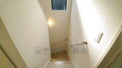 小さなお子様やご高齢の方でも安心できる、手すり付き階段。段差も低めで設定されており、安全性にも優れています。