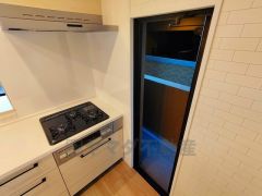 勝手口付きキッチン。においがこもりやすいキッチンの換気にも役立ちます。ごみの仮置きにもなり、便利です＾＾