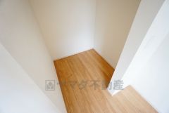 収納力豊富なウォークインクローゼット。洋服や小物などを1箇所にまとめて美しい収納を実現します。スーツケースのような大型の荷物も置けます＾＾