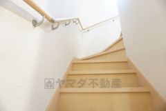 同仕様写真。ご年配の方でも安心できる、手すり付き階段。段差も低めで設定されており、安全性にも優れていますね＾＾