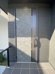 家の顔となる玄関扉がかっこいいと、たくさんの人を招き入れたくなりますね＾＾かざすだけで開閉できる、タッチキー採用の玄関。お買い物帰りで、両手がふさがってきても簡単に中に入れます＾＾