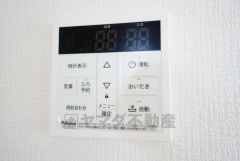 キッチン横からお湯張り、追い炊き、足し湯がボタン一つで楽々操作できる給湯機リモコンです。忙しい夕飯準備の時間帯に重宝しますね。