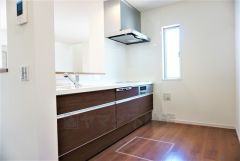 同仕様写真。リビングやダイニングからキッチン周りが丸見えにならない対面式キッチン。テレビ鑑賞や家族との対話がしやすく、ご家族の温かい時間を演出します。