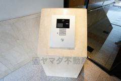 オートロックは、外部の人が自由に建物内に出入りできないため、不審者の侵入防止効果があります。