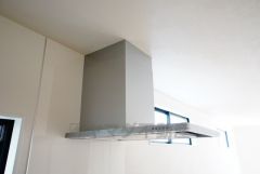 お手入れが簡単なスリム型レンジフードです。調理により発生する油煙や臭いを吸い込み、屋外へ排気してくれます。