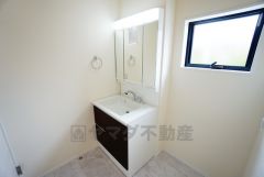 三面鏡つき洗面台。鏡裏にたっぷりとした収納スペースがあります。鏡を閉めてしまえば小物は見えないため、スッキリとした印象の洗面台にできます。