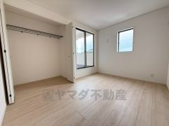 2面採光を確保した明るい室内は、風通しも良く、大変居心地の良い空間となっております。爽やかな風を感じて起きる朝は、快適生活の始まりに。