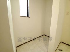 広めのスペースを確保した洗面脱衣室には換気や採光に重宝する小窓付き＾＾