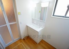 同仕様写真。三面鏡つき洗面台。収納も一体型になっているので、ドライヤーやヘアアイロンの置き場に困りません。