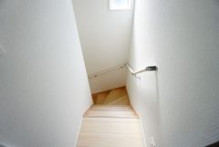 お子様も高齢の方も安心して上り下りができる手摺がついた安心設計です。 階段には小窓を配置しました。日中でも暗くなりがちな階段下が明るくなり安全ですね。