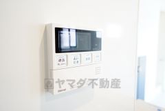キッチン横からお湯張り、追い炊き、足し湯がボタン一つで楽々操作できる給湯機リモコンです。忙しい夕飯準備の時間帯に重宝しますね。