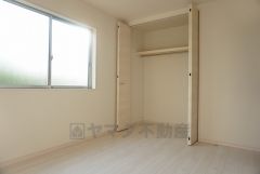 同仕様写真。住む人のこだわりを活かす洋室。日当たりがよく、寝室としての利用もおすすめ。広めのクローゼットには荷物をすっきり片付けられ、ゆとりのある暮らしが出来ます＾＾