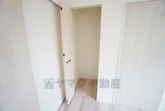 物が散らかりやすいリビングに収納スペースを確保。書類や雑貨をひとまとめにできまるため、お部屋をすっきりさせることが出来ます。