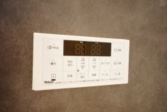 湯量・湯温の設定、そして保温までワンタッチのフルオートバス。便利な追い炊き機能付きです。