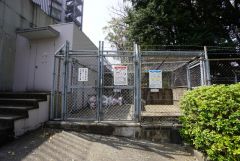 しっかりと扉の閉まるゴミ置き場。ゴミが散らかる心配もありません。