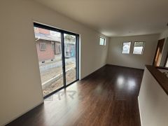 大きな窓のあるリビングは、陽光あふれる明るい空間です。居心地良く、ご家族皆がゆったり寛げる憩いの空間となりそうです。