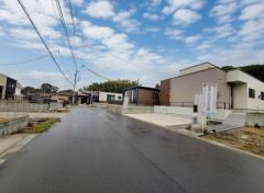 道路幅が6.5ｍと広く、開放感があります。大きな車でも駐車しやすいため、車のサイズを気にせず好きな車に乗れます。