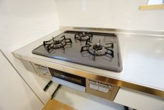 3種類の料理が同時に調理できる、3口ガスコンロ。忙しい夕食の支度時間が短縮できて効率よくお料理が楽しめます。