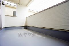 幅広のインナーバルコニーは急な雨から洗濯物を守りやすく、眩しすぎる日差しも和らげます。