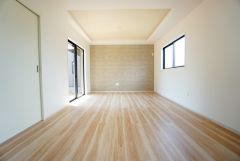 窓から光が差し込む明るいリビングダイニングです＾＾