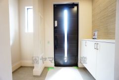 白を基調とした明るい玄関です。大容量のシューズボックスは家族全員の増えがちな靴や物をすっきり収納できます。