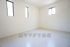 住む人のこだわりを活かす洋室。日当たりがよく、寝室としての利用もおすすめ。広めのクローゼットには荷物をすっきり片付けられ、ゆとりのある暮らしが出来ます＾＾