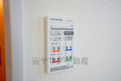 雨の日の洗濯も安心できる浴室暖房乾燥機付き浴室。リモコンで操作もボタン1つで簡単。