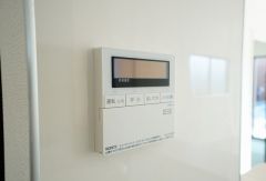 同仕様写真。おいだき機能つきなのでお風呂に入る時間が異なるご家庭には嬉しいですね。ボタン一つで快適で便利な生活が＾＾