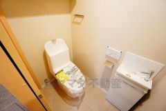 壁リモコンタイプのウォシュレット付き。すっきりした見た目で、トイレ奥の掃除もしやすいです。
