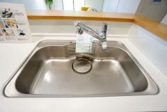 大きなお鍋も楽々洗える幅の広いシンクです＾＾ステンレスシンクなので簡単にお掃除できますよ。洗剤やスポンジもすっきりできる収納付き。