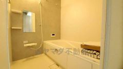 1日の疲れを癒すくつろぎのバスルーム。足を伸ばしてもゆったりと入れるサイズです。お子様と一緒にお風呂に入っても狭くないですね^^